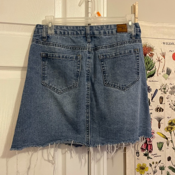 petal and pup doja distressed women’s denim light wash mini skirt - Picture 3 of 5